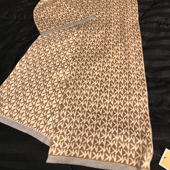 Michael kors hat and scarf set - Picture 2 of 2